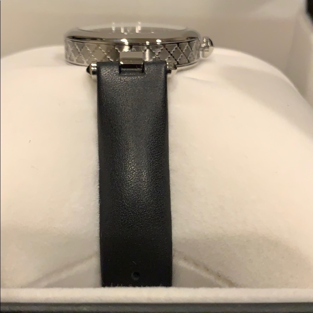 Gucci leather strap watch NWT - Picture 8 of 10